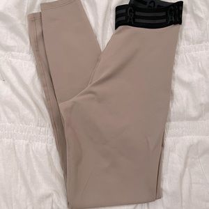 The Icon Legging by Good American in taupe. Size 1/sm. BNWOT & perfect condition